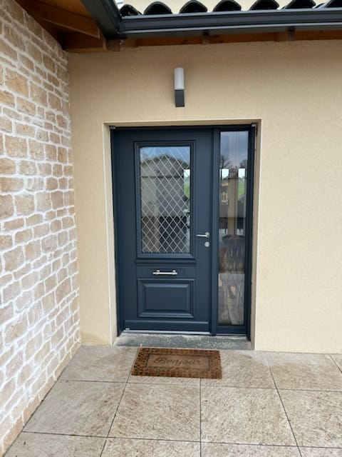 Installation de porte d'entrée bois et aluminium à Arnas, Villefranche-sur-Saône, Menuiserie Alexandre Brosse