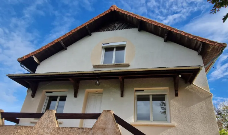 Façade avec volets roulants solaires