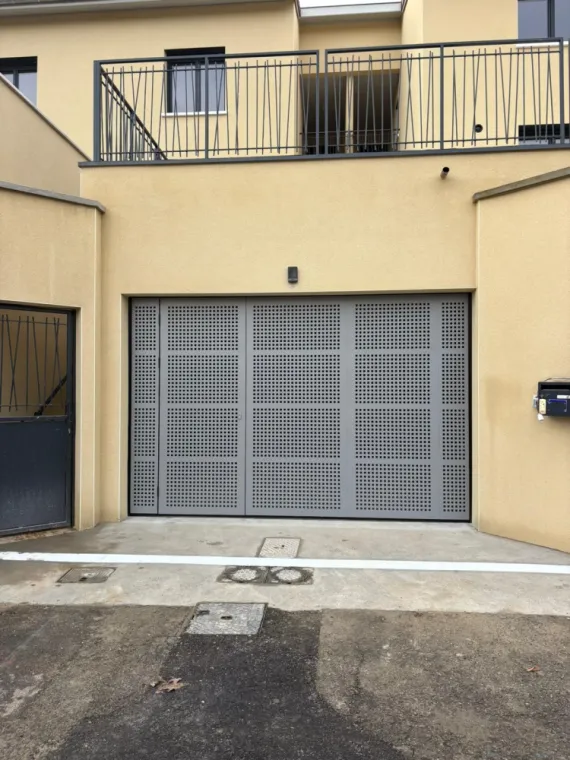 PORTE DE GARAGE FERMEE