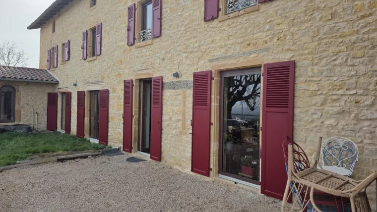 Façade avec volets battants alu