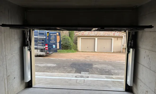 PORTE DE GARAGE OUVERTE VUE INTERIEURE